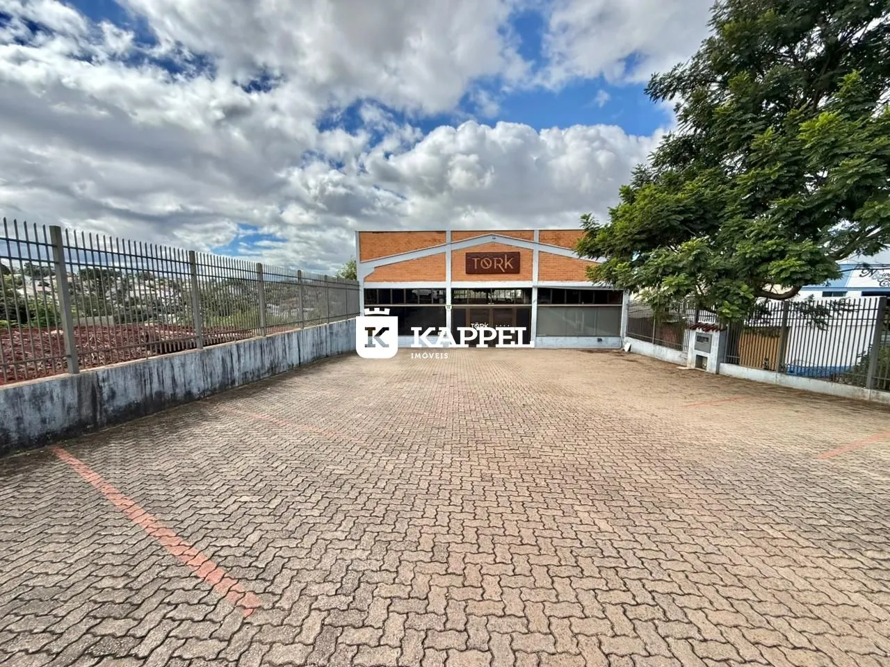Vista externa da fachada de um prédio comercial em Lajeado, Brasil.