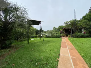 Vista externa do jardim e caminho de uma propriedade em Lajeado.