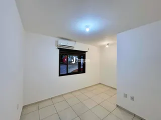 Vista interna de um ambiente com piso de cerâmica e paredes brancas.