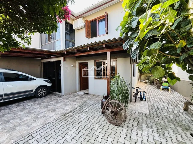 Vista da fachada de uma residência em Lajeado, Brasil, com área externa pavimentada.