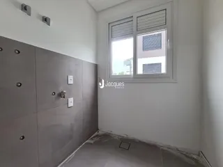 Ambiente interno com paredes cinzas e janela no imóvel.