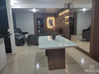 Foto de uma mesa de jantar em um ambiente interno com painéis de madeira.