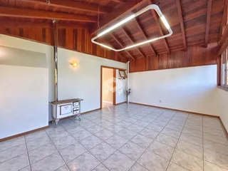 Ambiente interno com piso de cerâmica e forro de madeira.