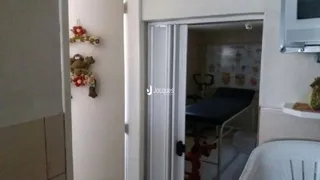 Vista de um corredor interno com porta branca em uma residência.