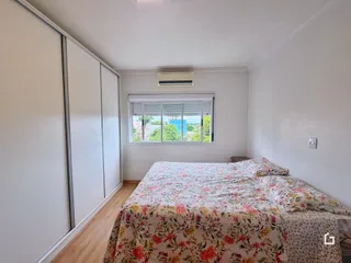 Quarto com armário e cama em um apartamento.