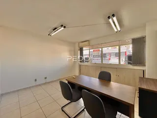 Ambiente interno com mesa de jantar e piso de cerâmica em um imóvel.