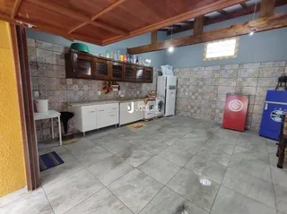 Foto de uma área interna com piso de cerâmica e armários de madeira.