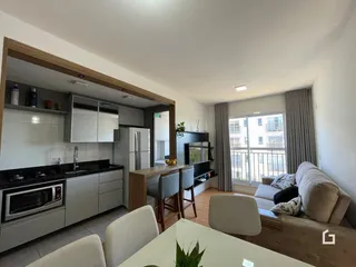 Ambiente moderno com cozinha aberta e sala de jantar em Lajeado.
