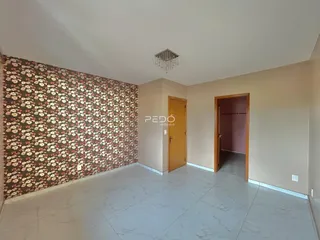 Ambiente interno com parede de papel de parede floral e piso de porcelanato claro.