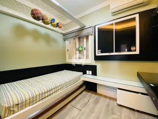 Quarto com cama e janela em sala.