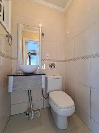 Foto de um banheiro interno com azulejos brancos.