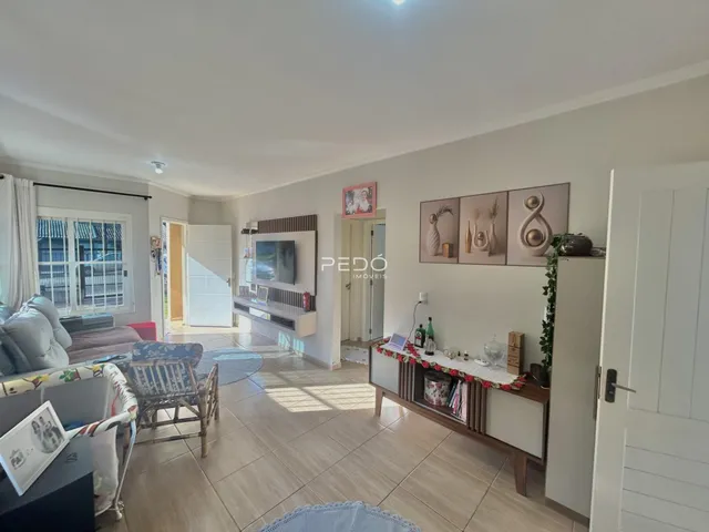 Sala de estar iluminada com piso de cerâmica e móveis.