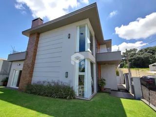 Fachada de uma casa moderna com jardim em Lajeado, Brasil.