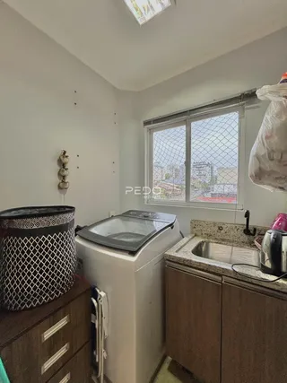 Foto de uma cozinha com pia e máquina de lavar roupa.
