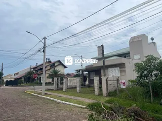 Fachada de uma residência em Lajeado, Brasil, com cerca e vegetação ao redor.
