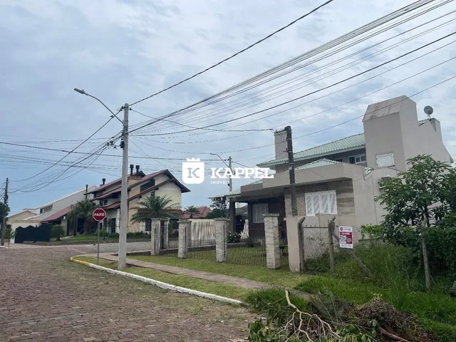 Fachada de uma residência em Lajeado, Brasil, com cerca e vegetação ao redor.