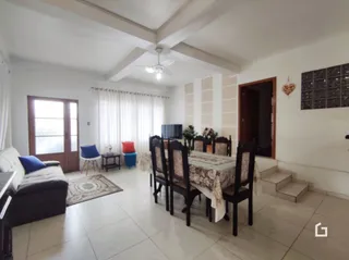 Sala de estar com piso de cerâmica e portas de madeira.