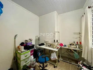 Quarto interno com organização de materiais e móveis.