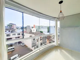 Vista panorâmica da área da sala com vista para a rua e outros edifícios.
