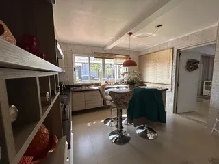 Interior da sala de jantar e cozinha de um imóvel em Lajeado, Brasil.