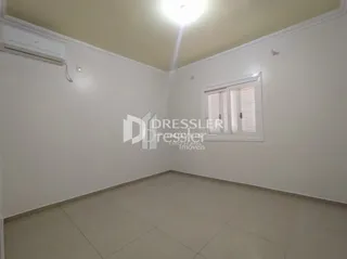 Foto de um ambiente interno com paredes brancas e piso claro.