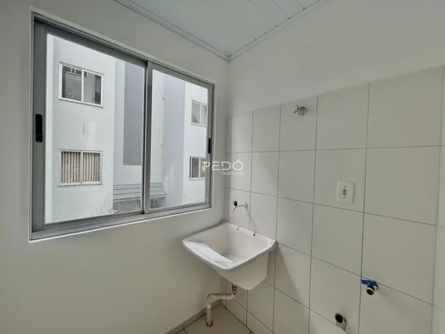 Foto de um banheiro com azulejos brancos e banheira.