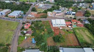 Vista aérea de um terreno em Lajeado, Brasil, mostrando a área circundante e construções.