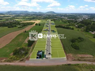 Vista aérea de uma propriedade residencial em Lajeado, Brasil, mostrando o terreno e a área verde.
