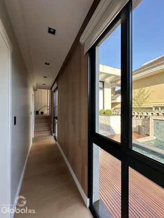 Vista do corredor interno de uma residência em Lajeado.