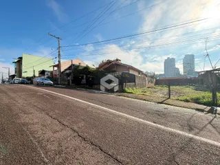 Vista da rua com residências e cerca em Lajeado, Brasil.