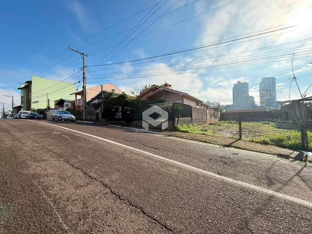 Vista da rua com residências e cerca em Lajeado, Brasil.