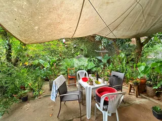 Vista de um jardim externo coberto por uma lona em Lajeado, Brasil.