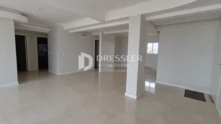 Um corredor amplo com piso claro e paredes brancas.