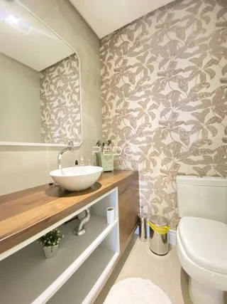 Foto de um banheiro com bancada de madeira e azulejos na Lajeado.