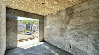 Parede interna de concreto bruto em uma construção.