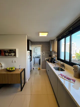 Vista de uma cozinha moderna com janela para a cidade.