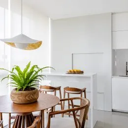 Foto de uma mesa de jantar com cadeiras em um ambiente interno claro.