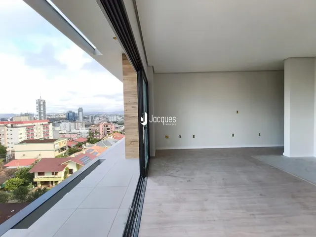 Ambiente interno de um imóvel com vista panorâmica da cidade.