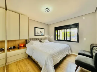 Quarto com cama e armários em um apartamento moderno.