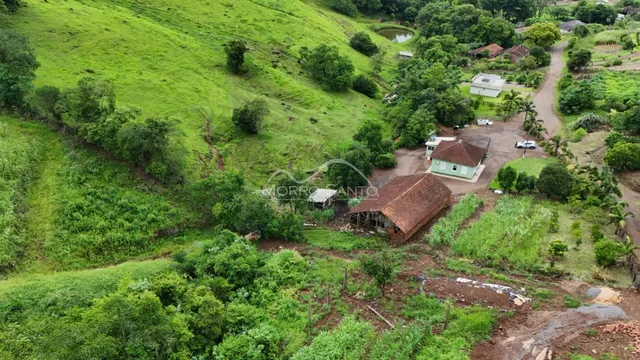 Vista aérea de uma propriedade em Lajeado, Brasil, mostrando uma colina verde e vegetação densa.