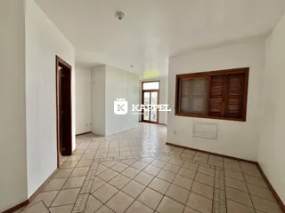 Hall de entrada com piso de cerâmica e armário branco.