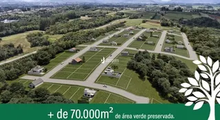 Vista aérea de uma propriedade com áreas verdes e estradas no Brasil.