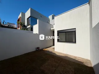 Fachada externa de uma residência moderna em Lajeado, Brasil.