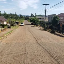 Vista de uma rua pavimentada em uma área residencial em Lajeado, Brasil.