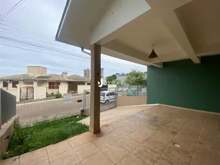 Vista externa de uma área pavimentada de uma residência em Lajeado.