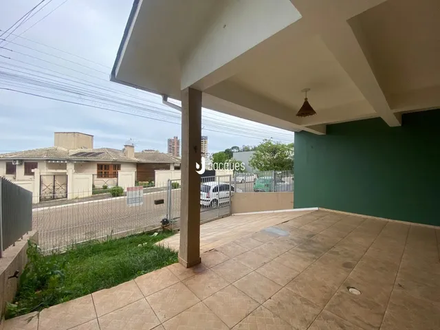 Vista externa de uma área pavimentada de uma residência em Lajeado.