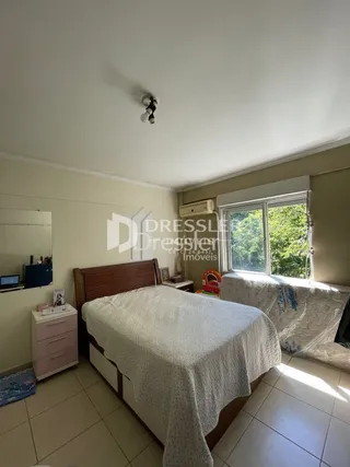 Quarto com cama e janela em imóvel no Brasil.