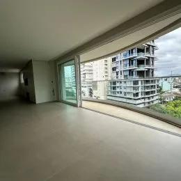 Vista de um corredor interno de um apartamento em Lajeado, Brasil.
