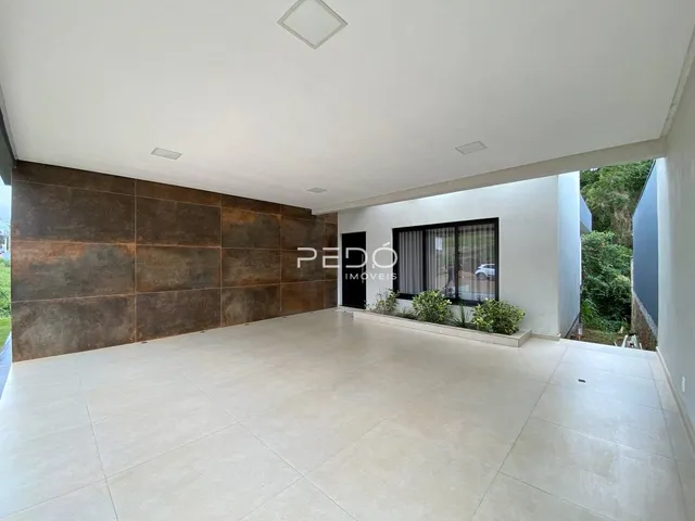 Vista interna de um ambiente amplo com parede de destaque marrom.