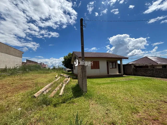 Vista externa de uma casa em Lajeado, Brasil, com gramado ao redor.